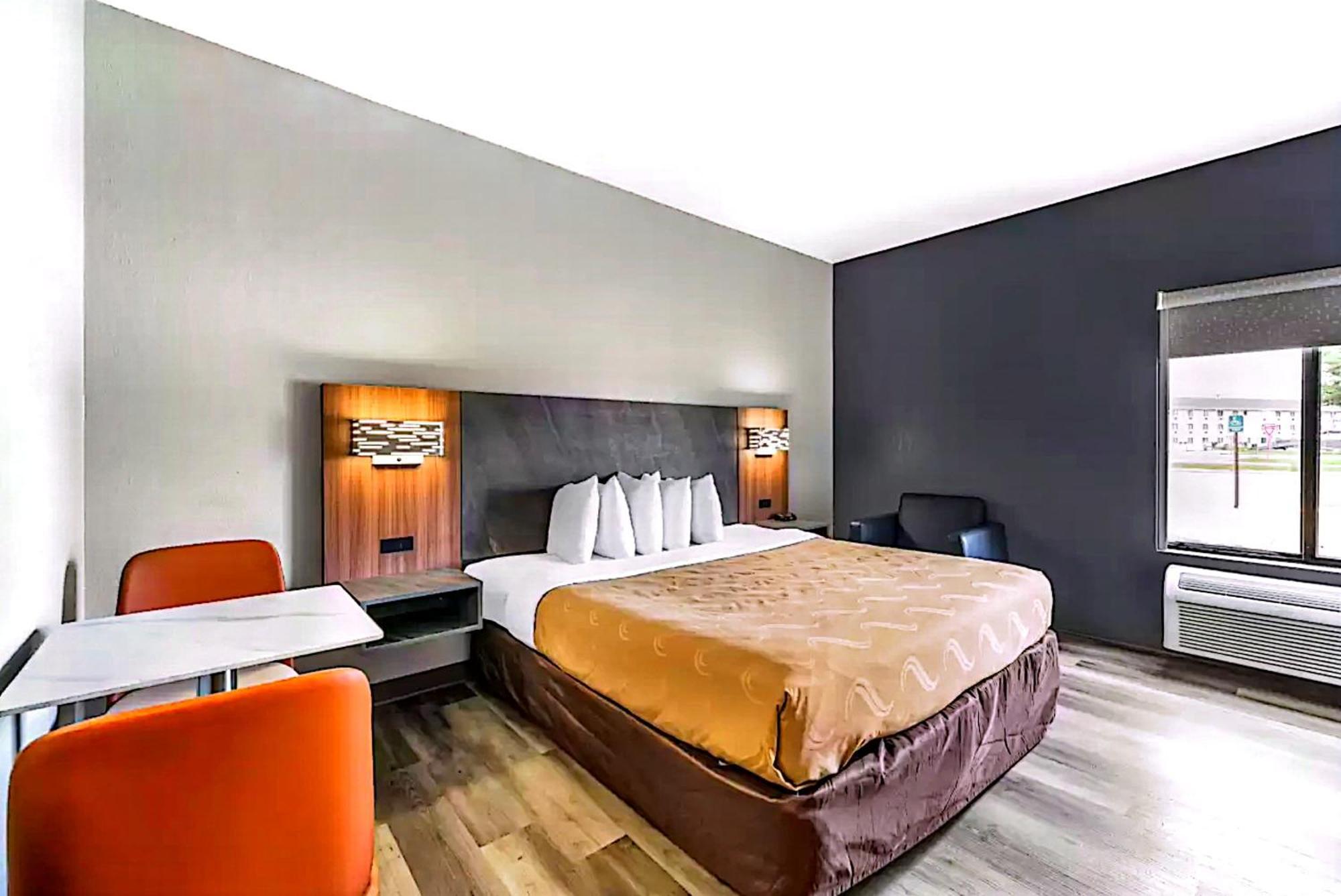 Quality Inn & Suites Manhattan Buitenkant foto