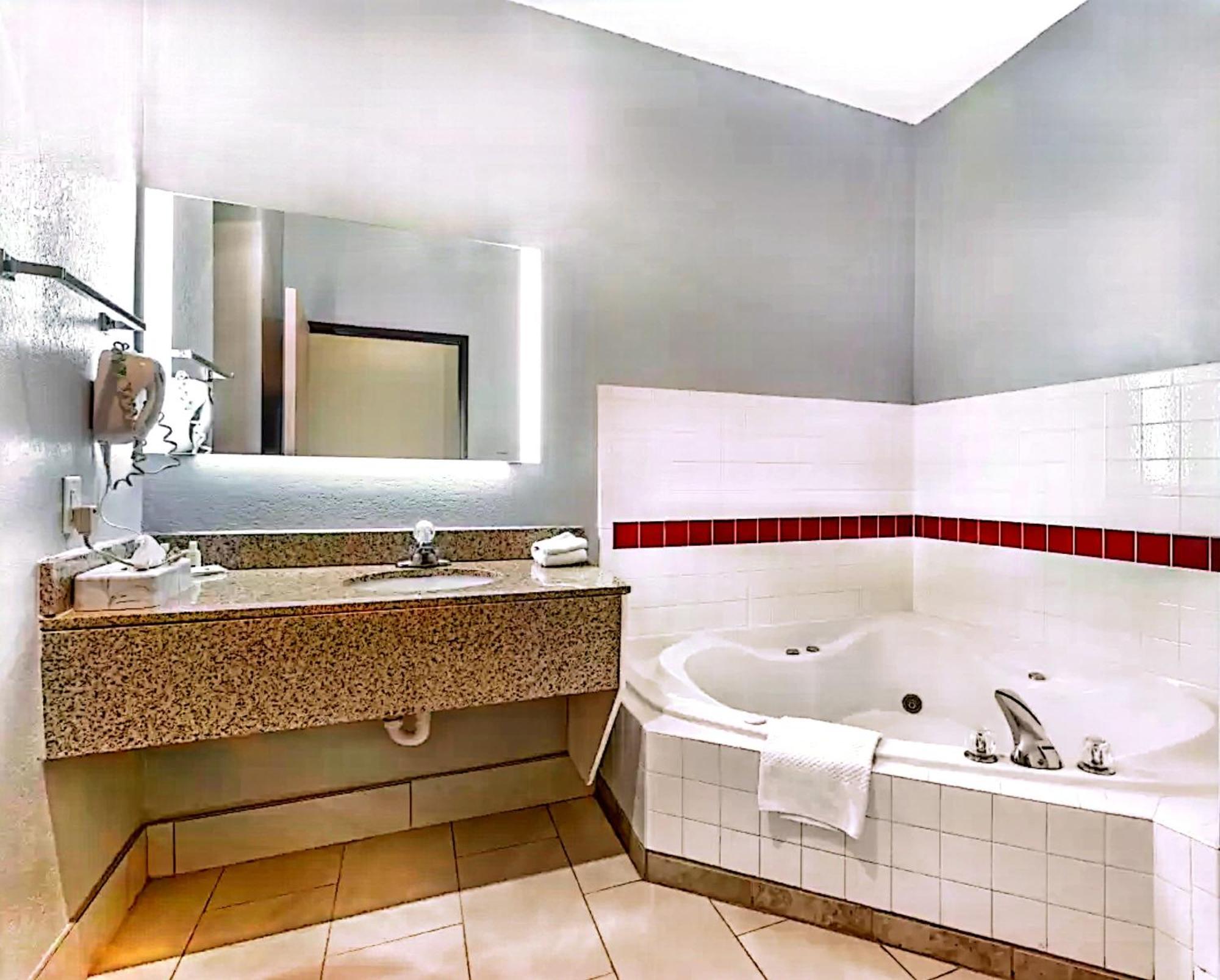 Quality Inn & Suites Manhattan Buitenkant foto