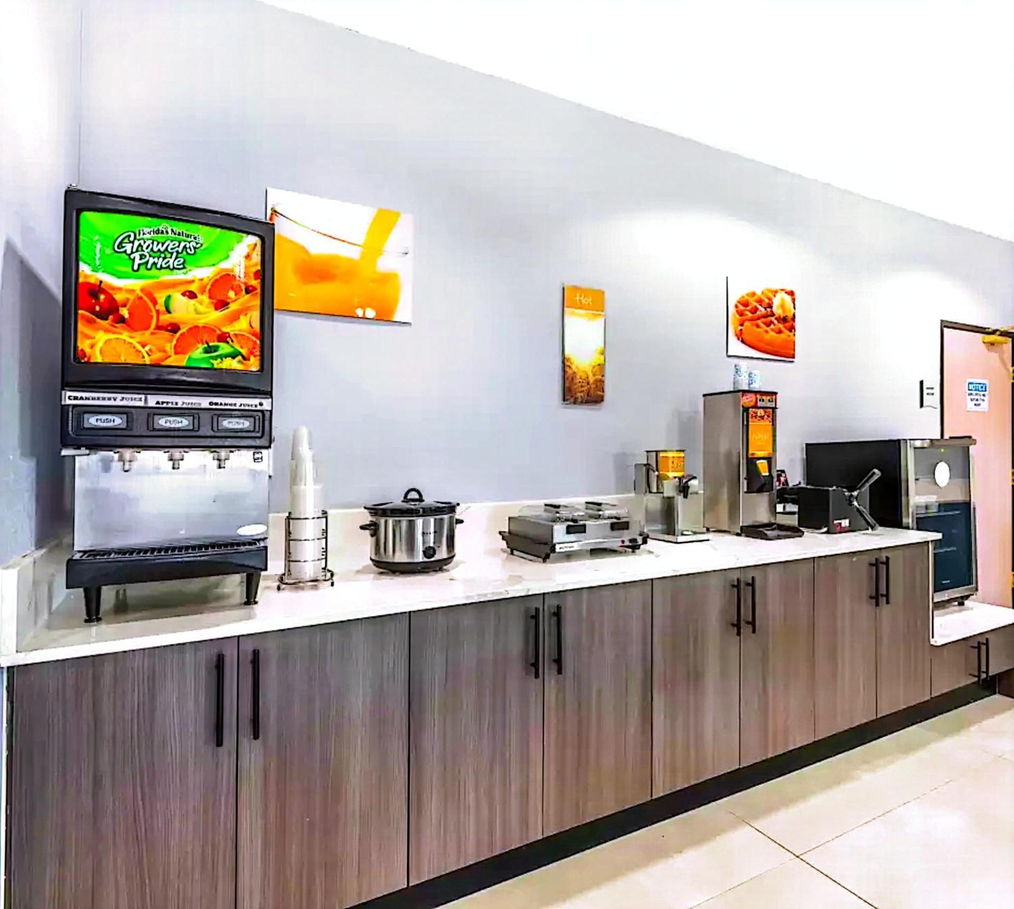 Quality Inn & Suites Manhattan Buitenkant foto