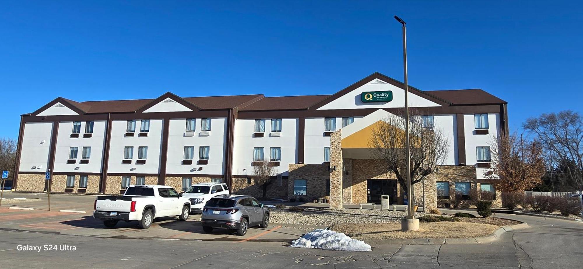 Quality Inn & Suites Manhattan Buitenkant foto