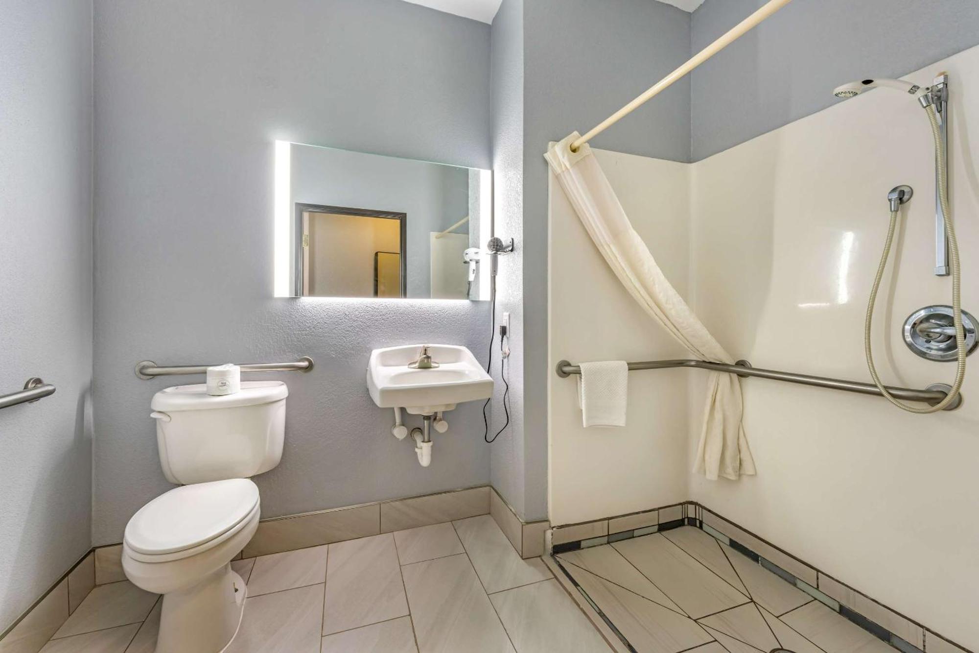Quality Inn & Suites Manhattan Buitenkant foto