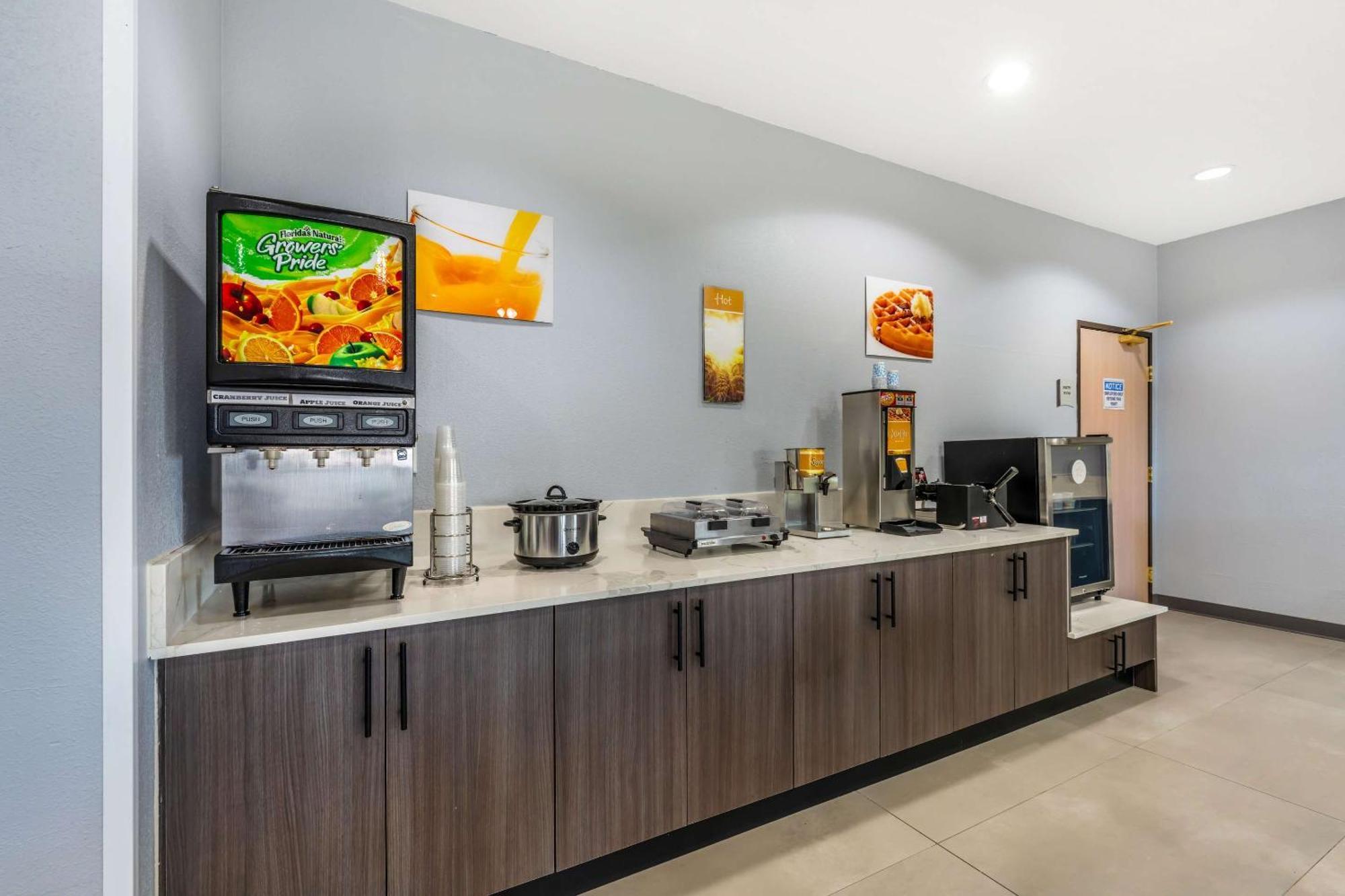 Quality Inn & Suites Manhattan Buitenkant foto