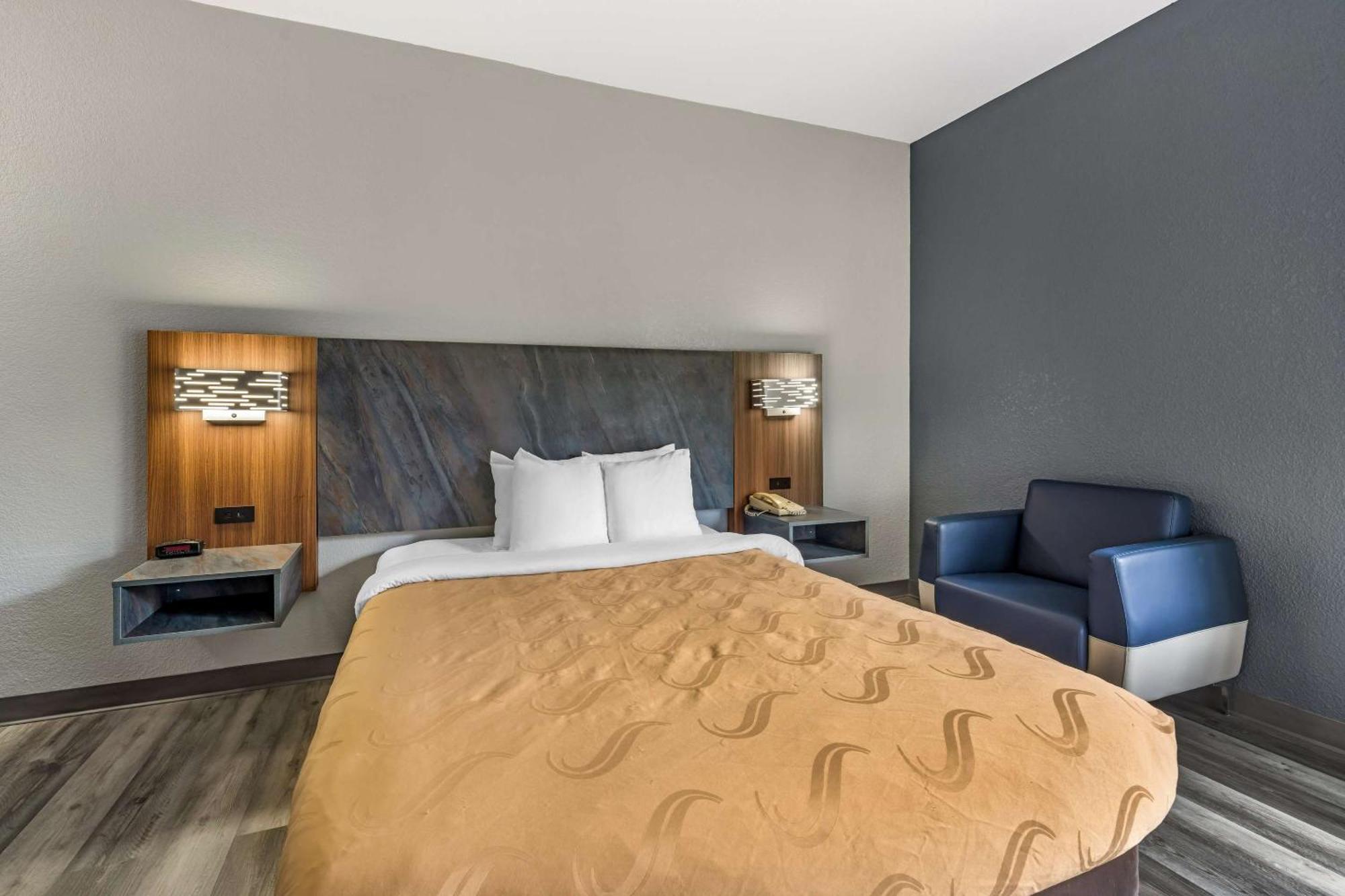 Quality Inn & Suites Manhattan Buitenkant foto
