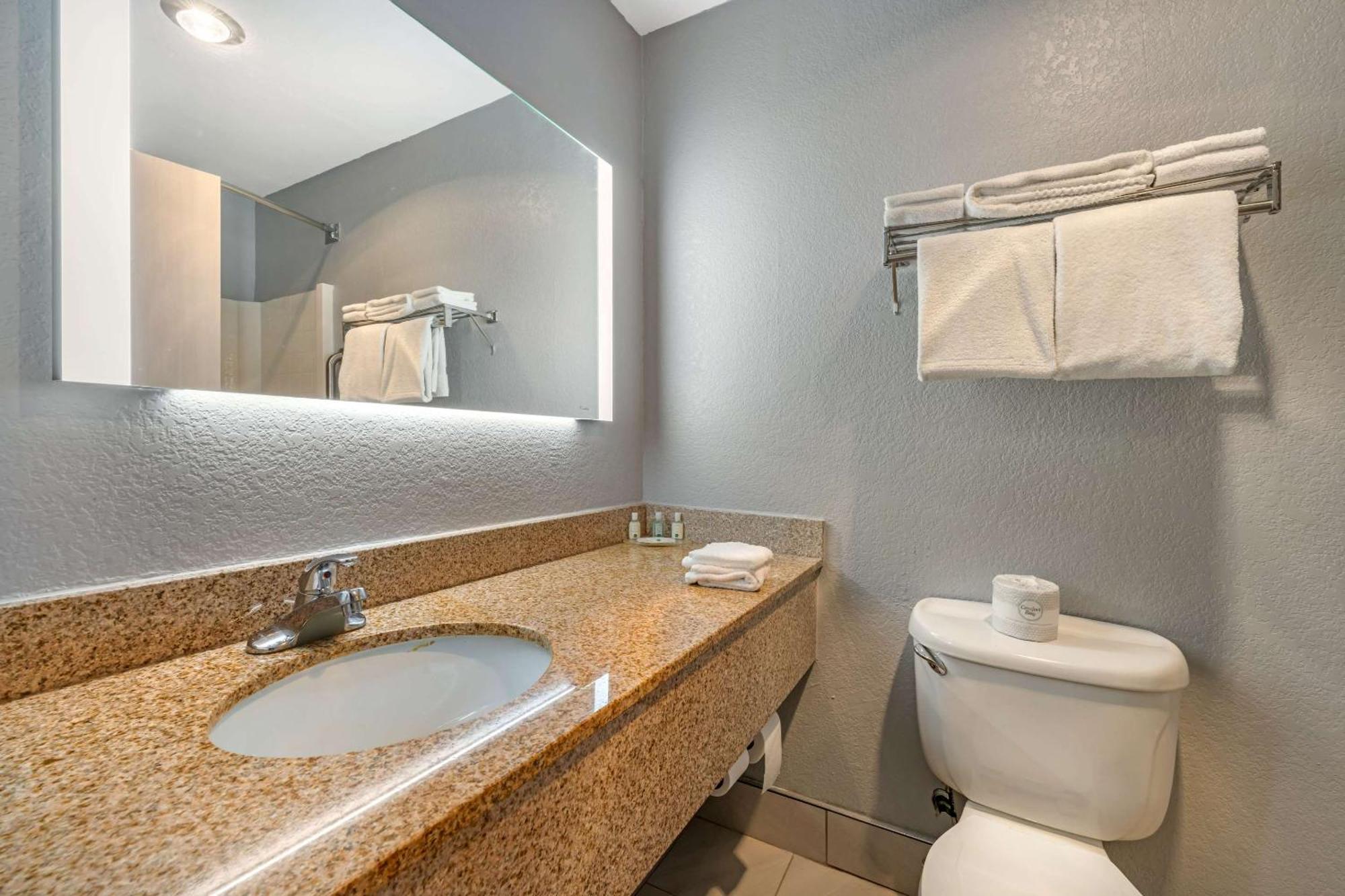 Quality Inn & Suites Manhattan Buitenkant foto