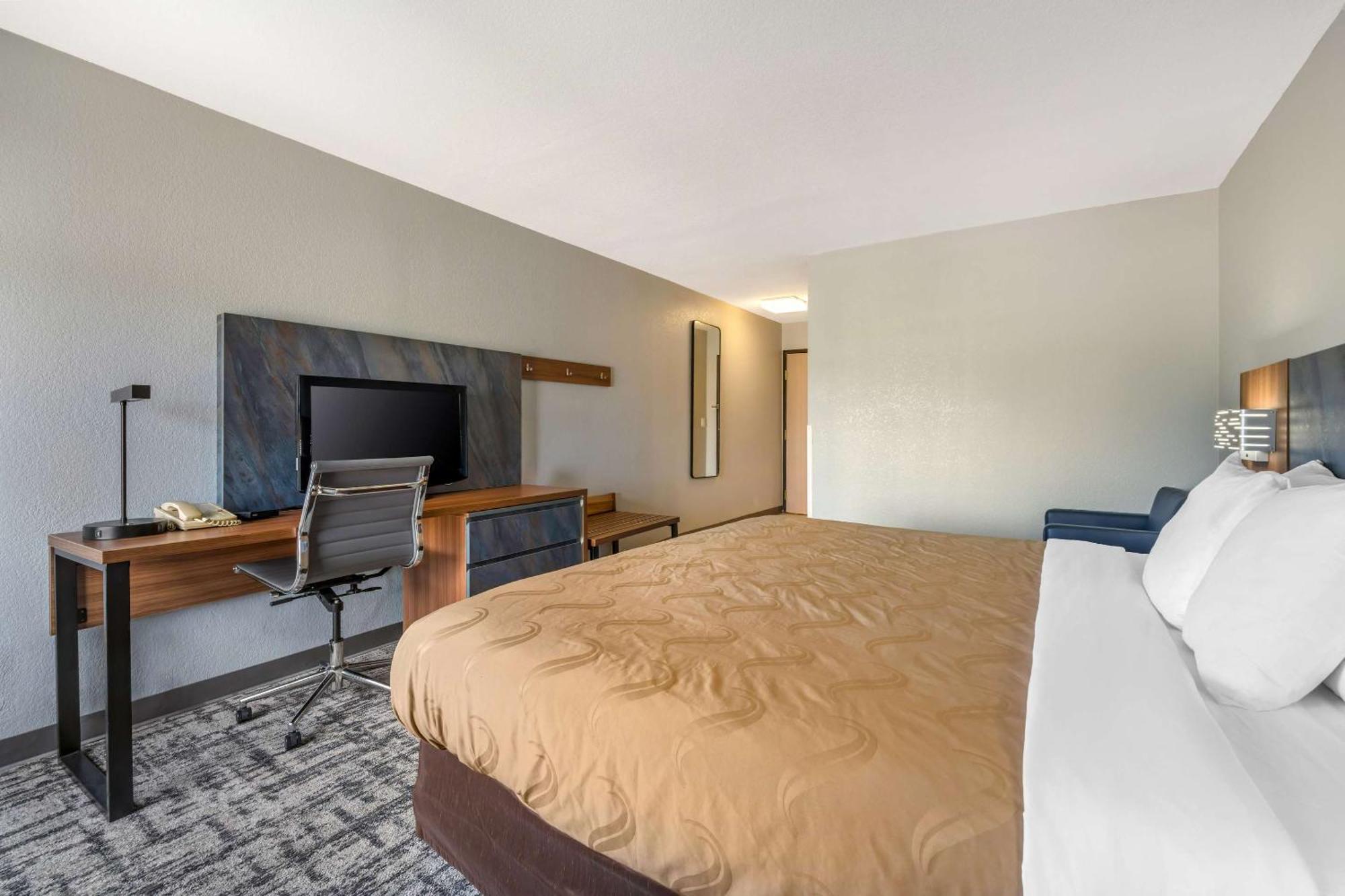Quality Inn & Suites Manhattan Buitenkant foto