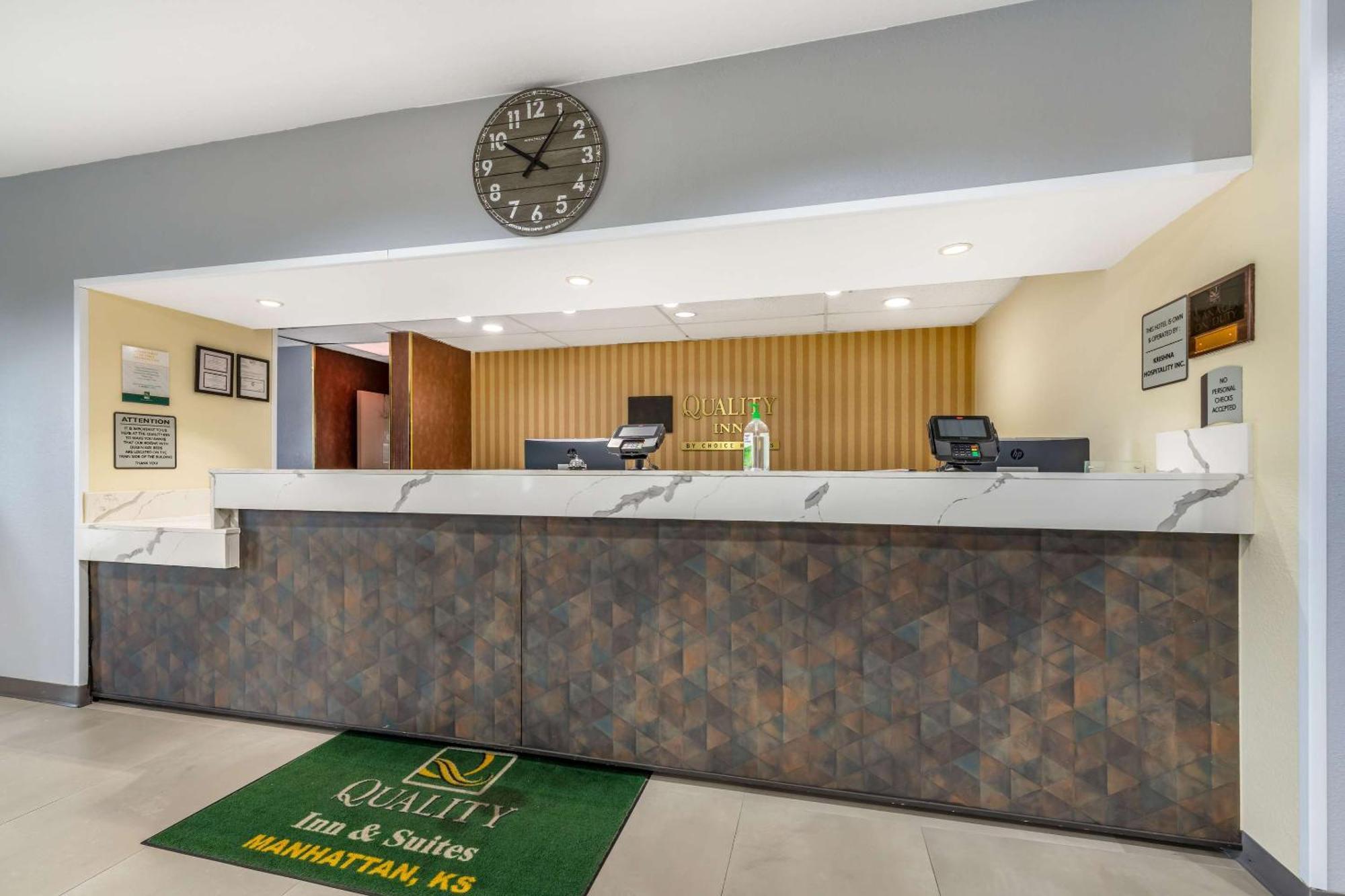 Quality Inn & Suites Manhattan Buitenkant foto