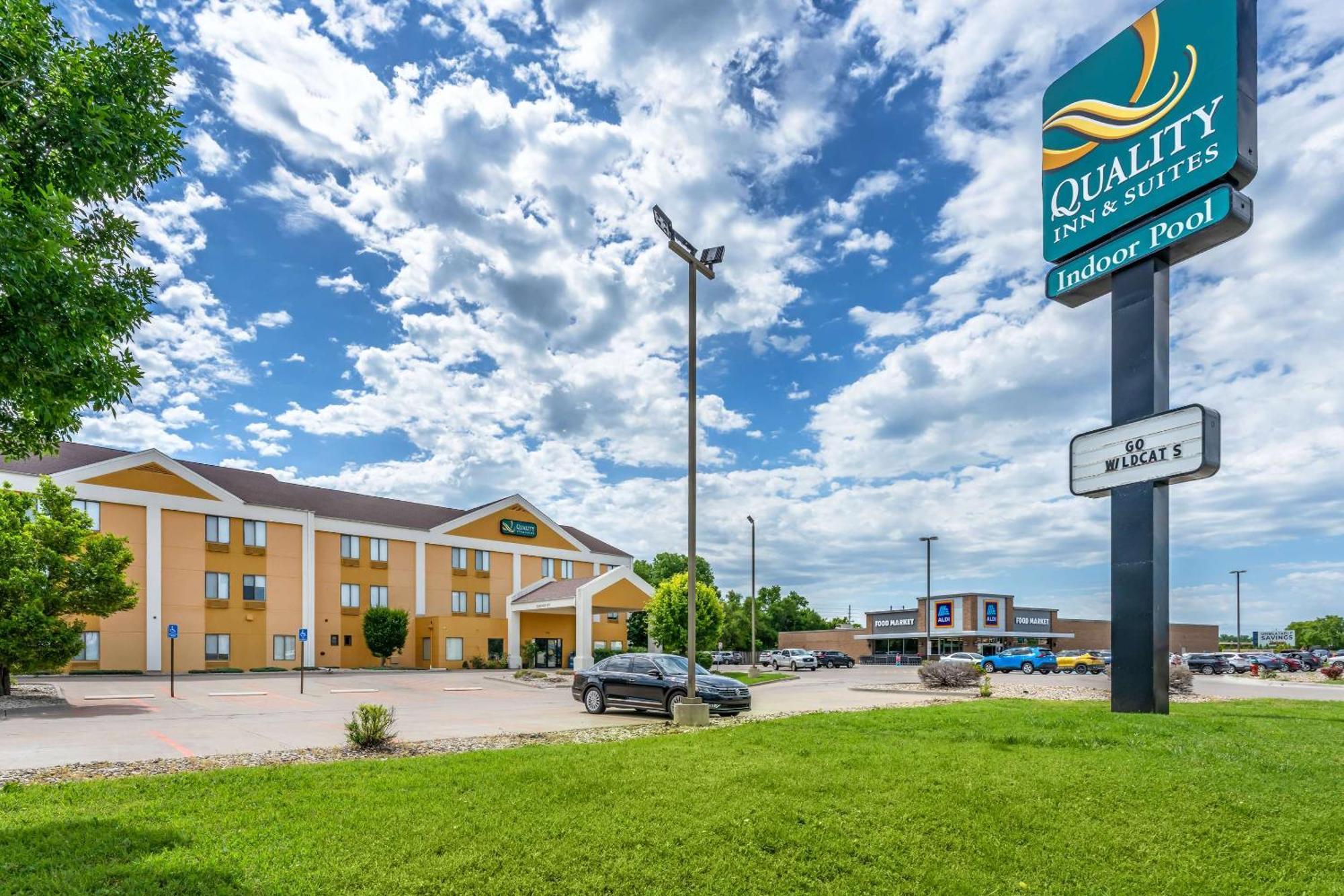 Quality Inn & Suites Manhattan Buitenkant foto