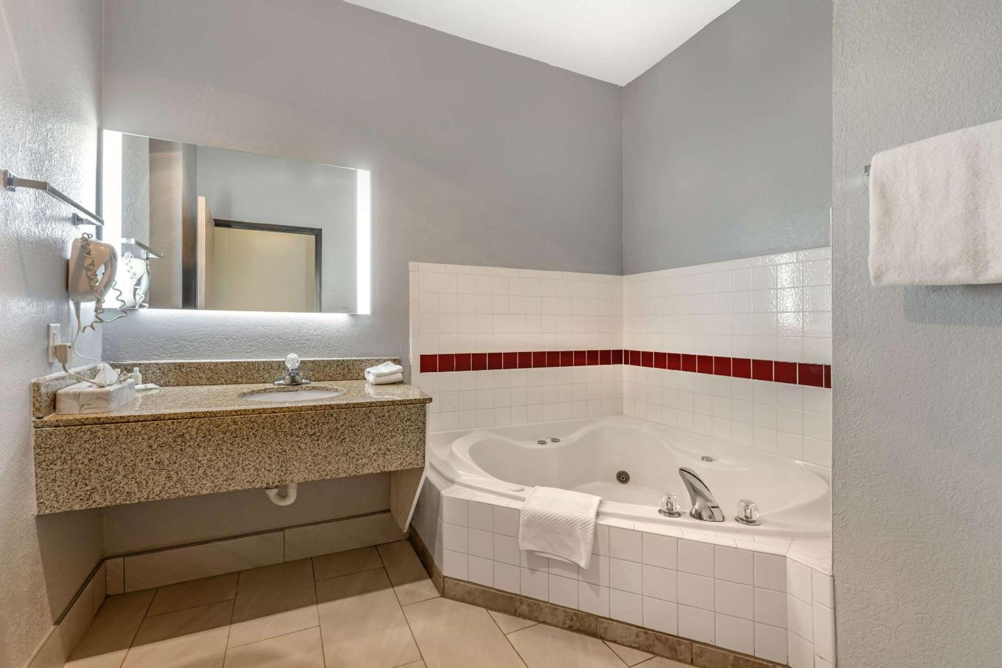 Quality Inn & Suites Manhattan Buitenkant foto